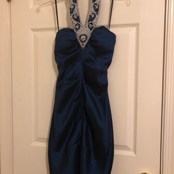 Stunning halter dress - Picture 2 of 4